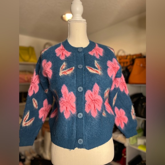 Sweaters - Soft knit sweater